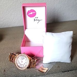 Vintage BETSEY JOHNSON Gold Tone Pave Crystal Glitter Heart Oversized Watch.